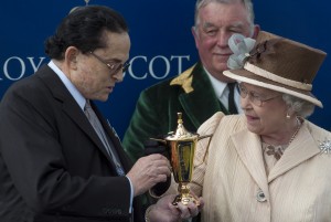 Alec Wildenstein receives Westerner's Gold Cup from the Queen